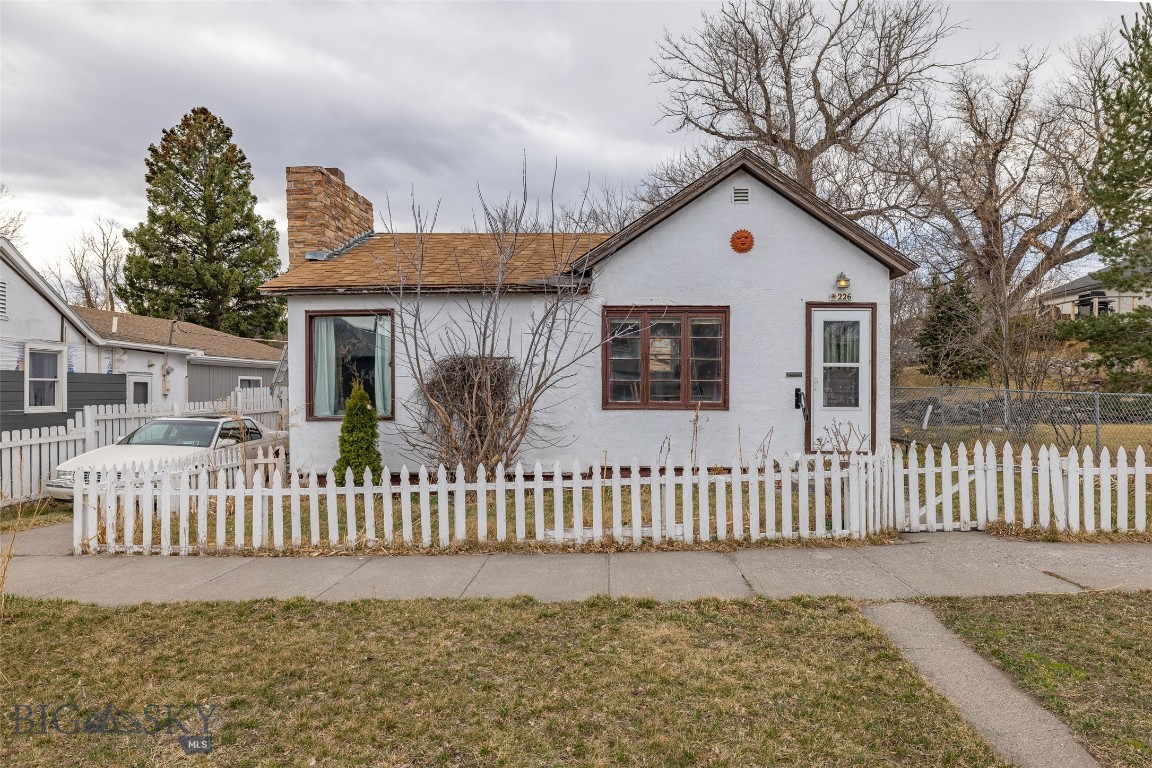 226 S E Street Property Photo 4