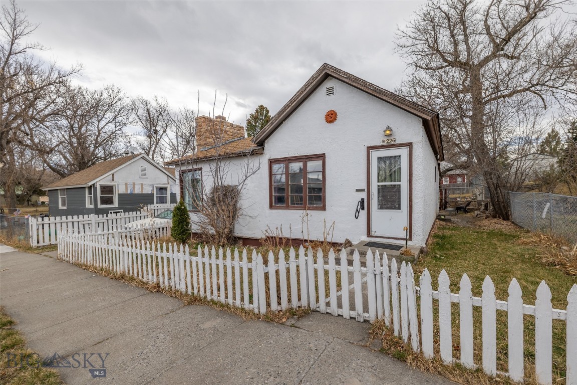 226 S E Street Property Photo 5