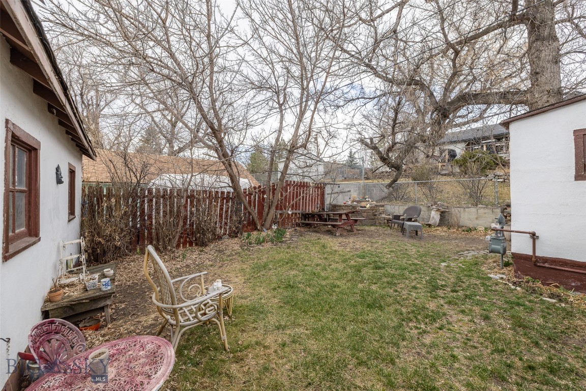 226 S E Street Property Photo 8