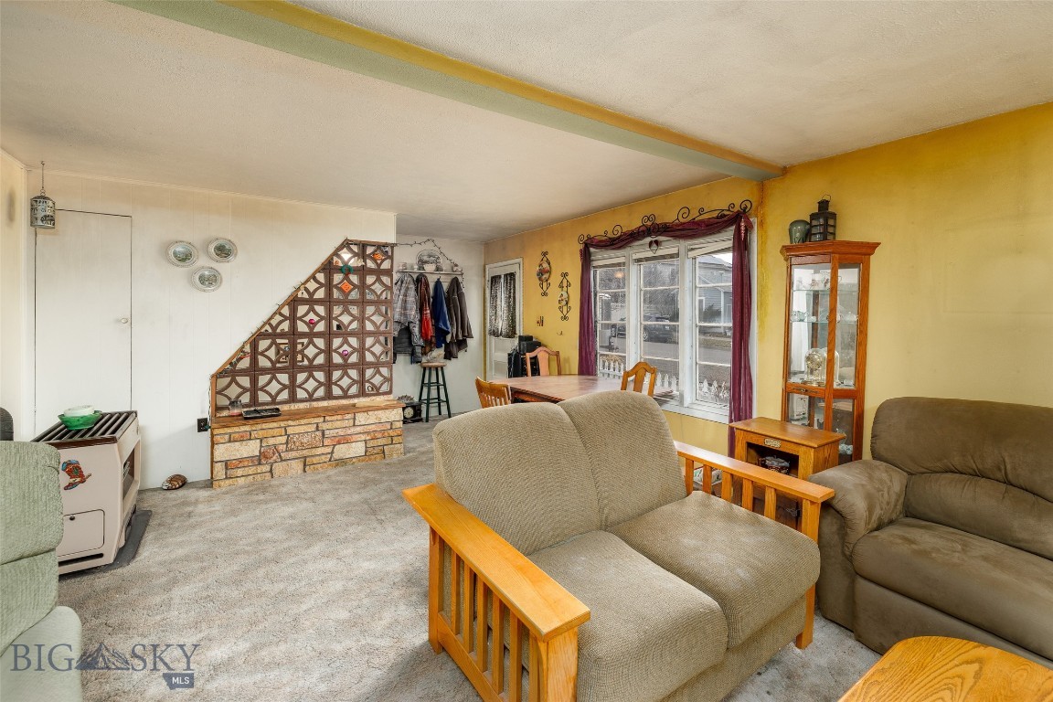 226 S E Street Property Photo 11