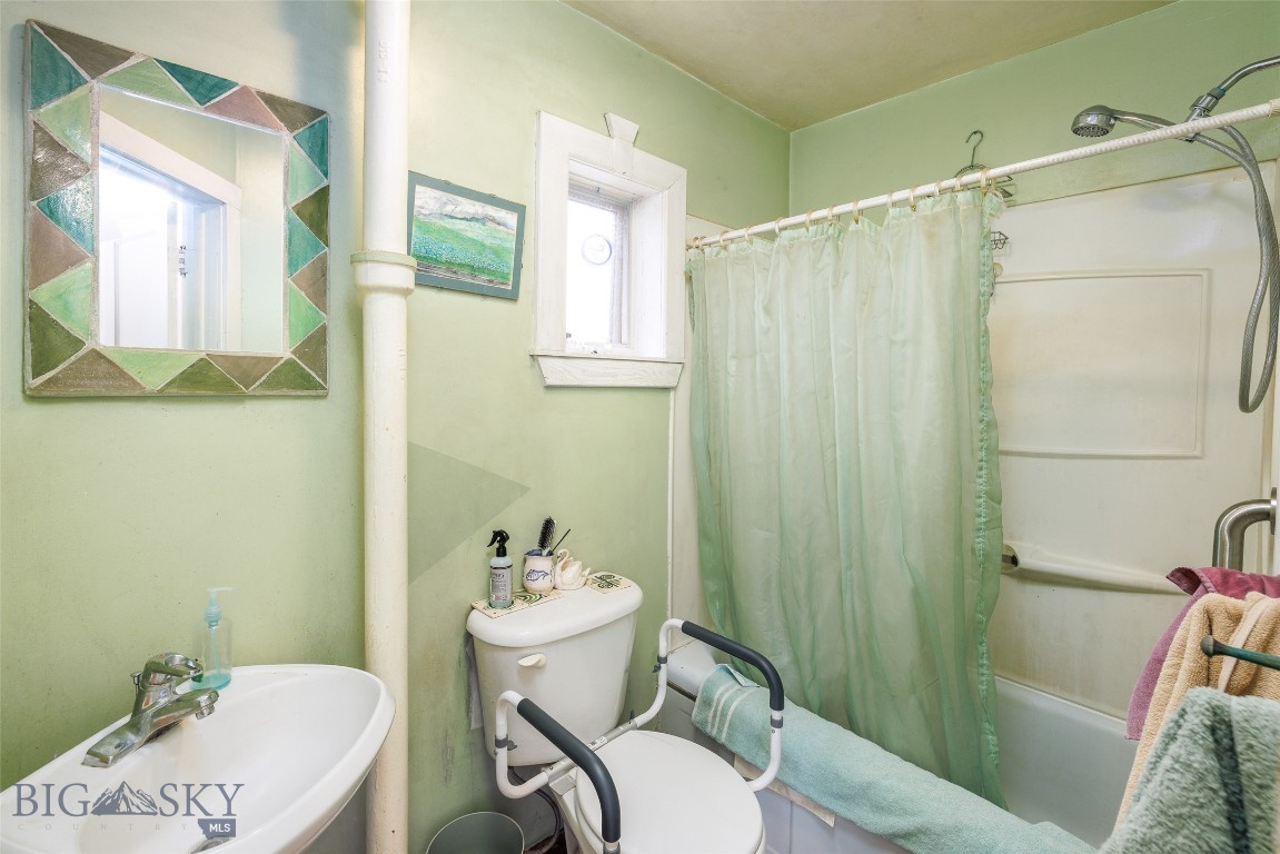 226 S E Street Property Photo 15