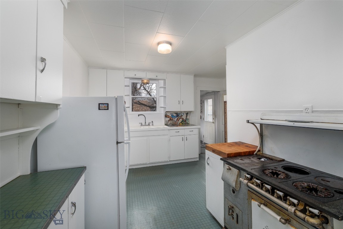 226 S E Street Property Photo 18