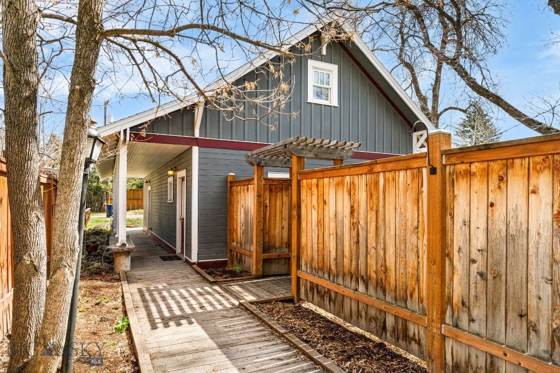 916 S Willson Avenue Property Photo 3