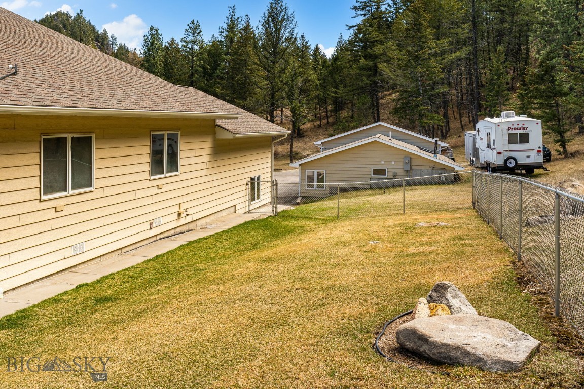 1059 State Highway 282 Property Photo 32