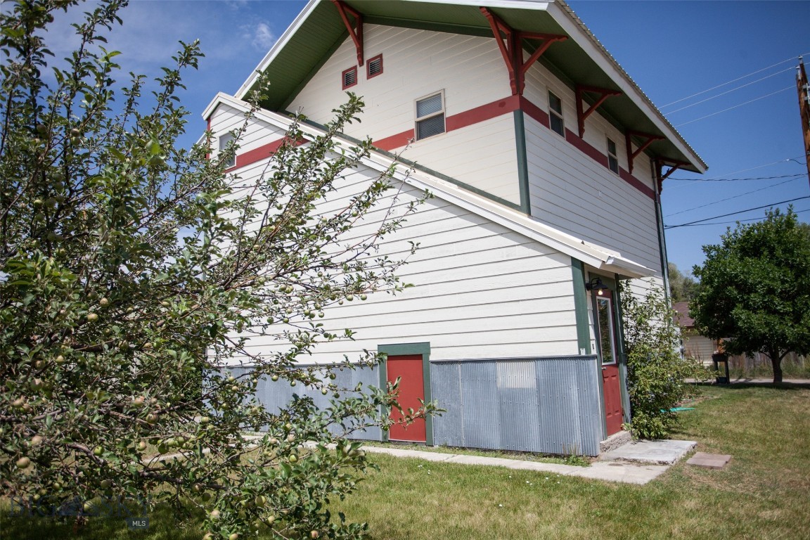 305 E Railroad Avenue N Property Photo 1