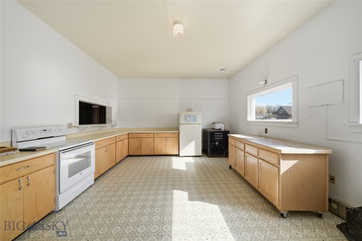 204, 210 Miles Avenue Property Photo 14