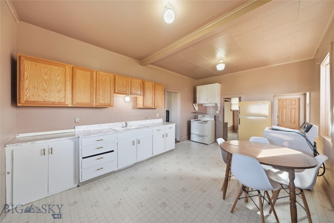 204, 210 Miles Avenue Property Photo 34