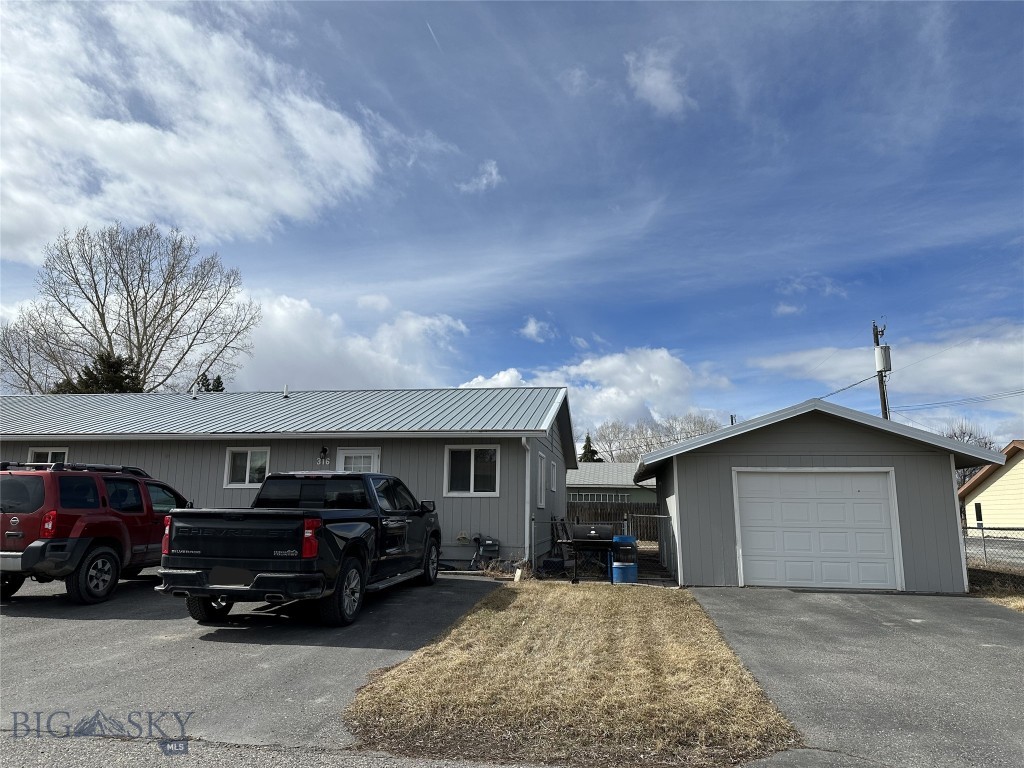 316 6th Ave E Property Photo 5