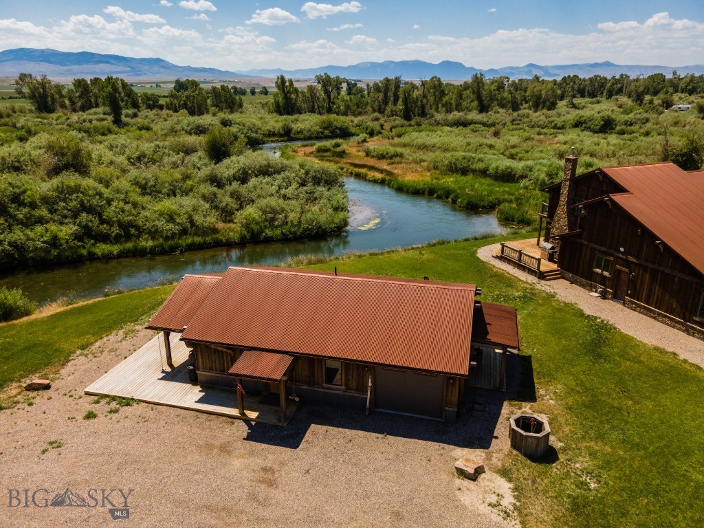1872 Webster Lane Property Photo 4