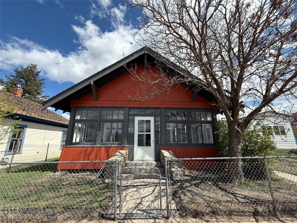 215 2nd Property Photo 1
