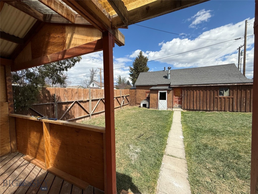 215 2nd Property Photo 11