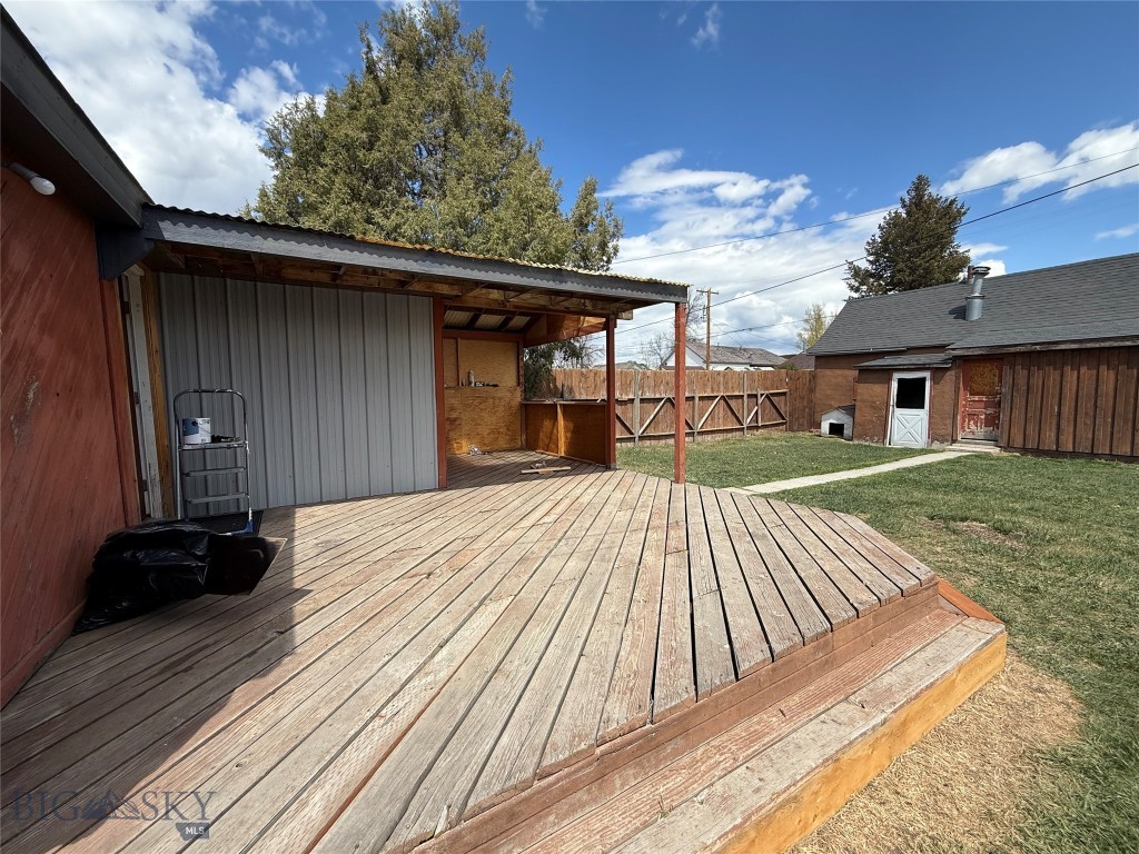 215 2nd Property Photo 12