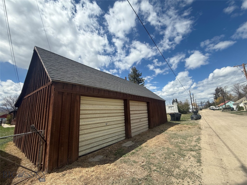 215 2nd Property Photo 13