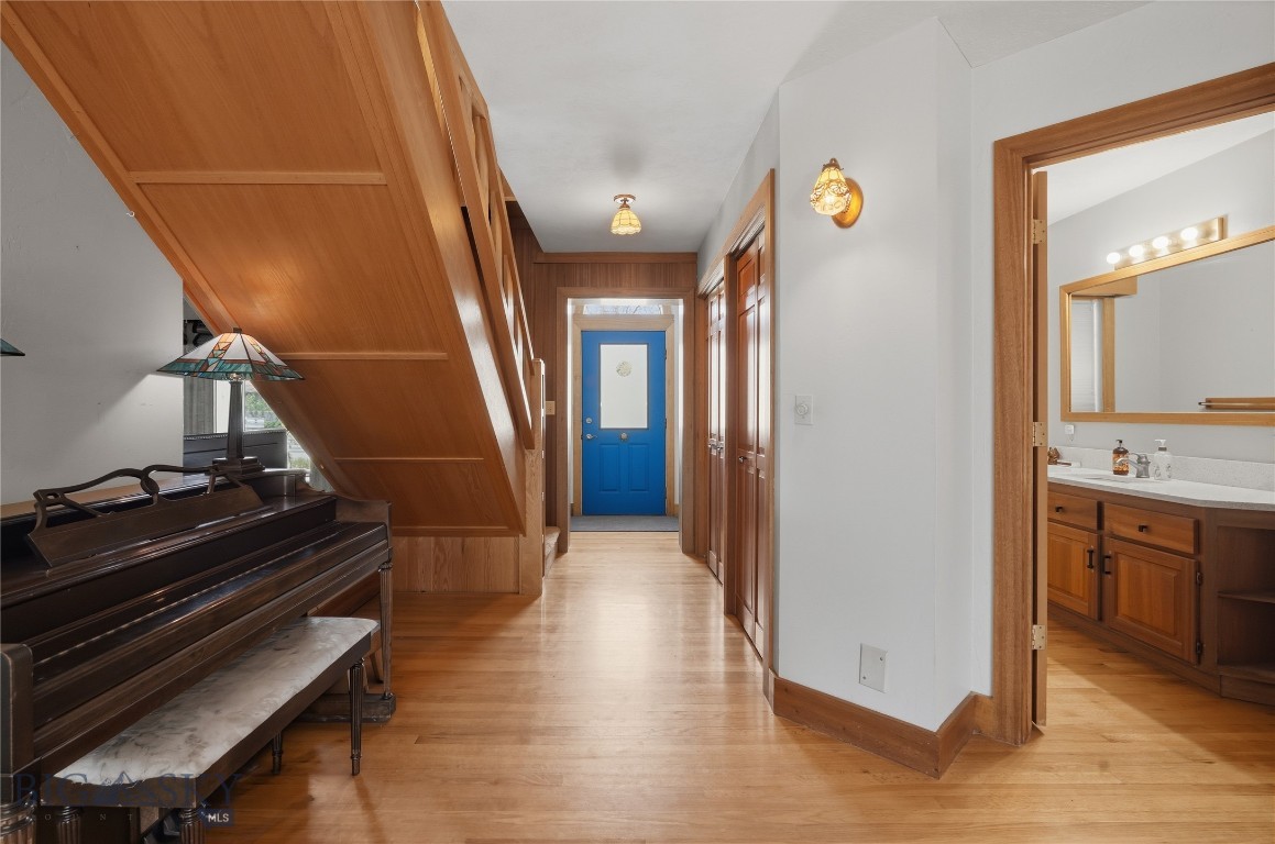 207 S Broadway Street Property Photo 4