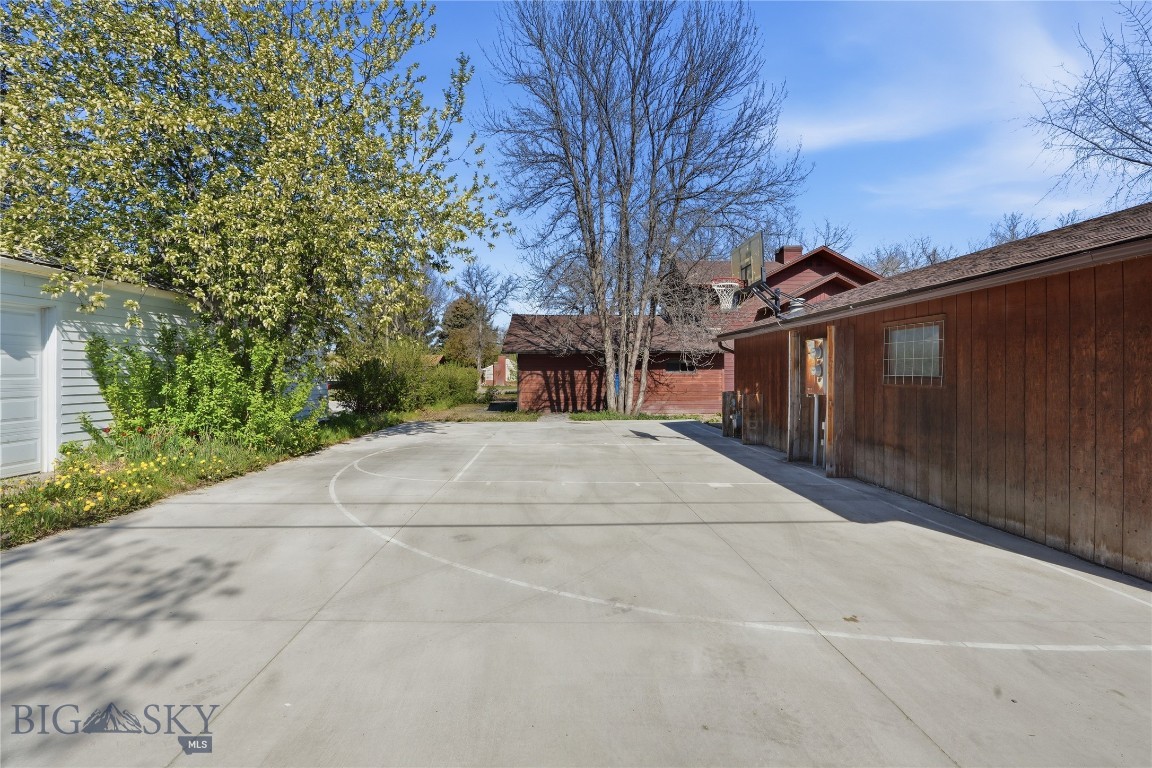 207 S Broadway Street Property Photo 58