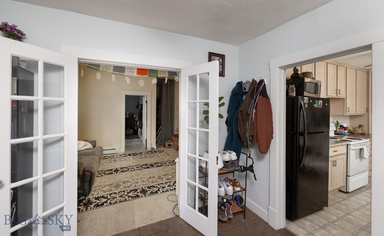 409 S Grand Avenue Property Photo 3