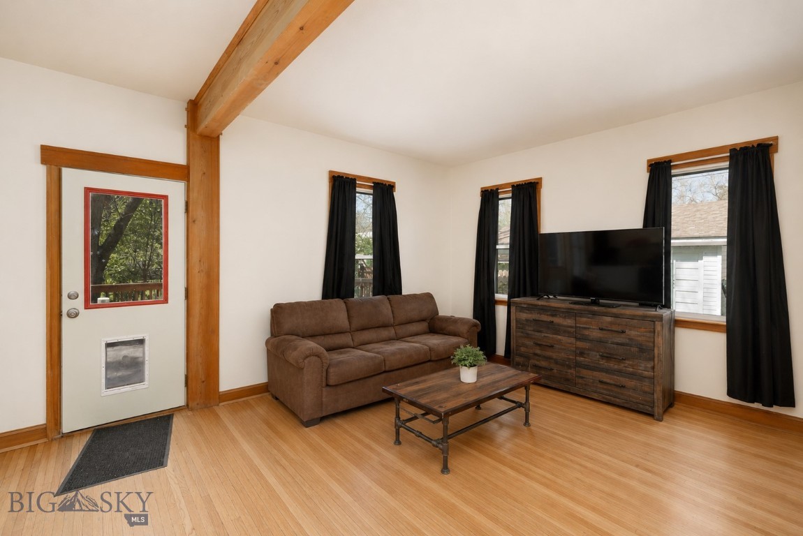 409 S Grand Avenue Property Photo 7