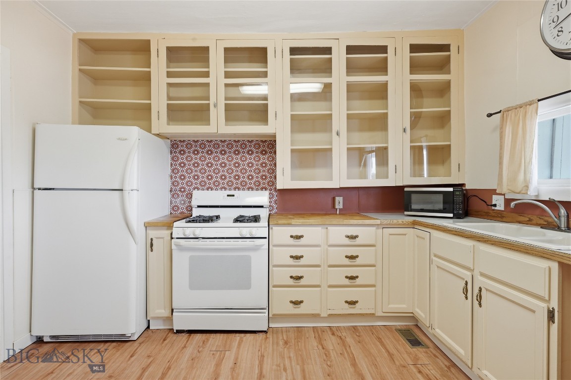 102 Mullin Street Property Photo 10