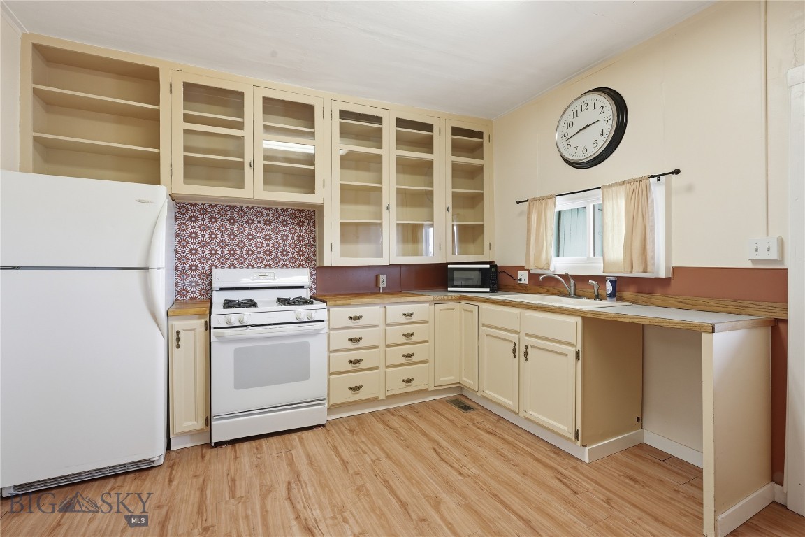102 Mullin Street Property Photo 11