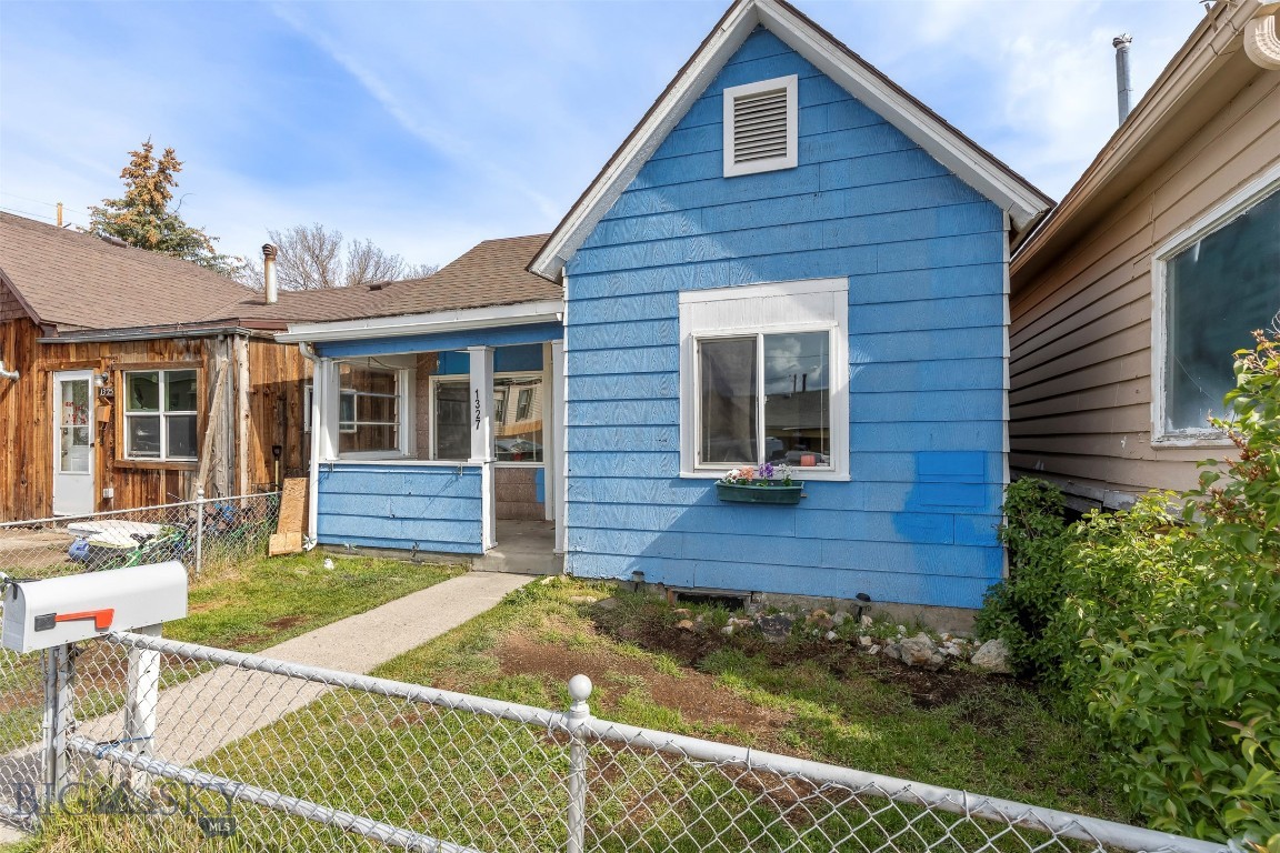 1327 Farrell Property Photo 3