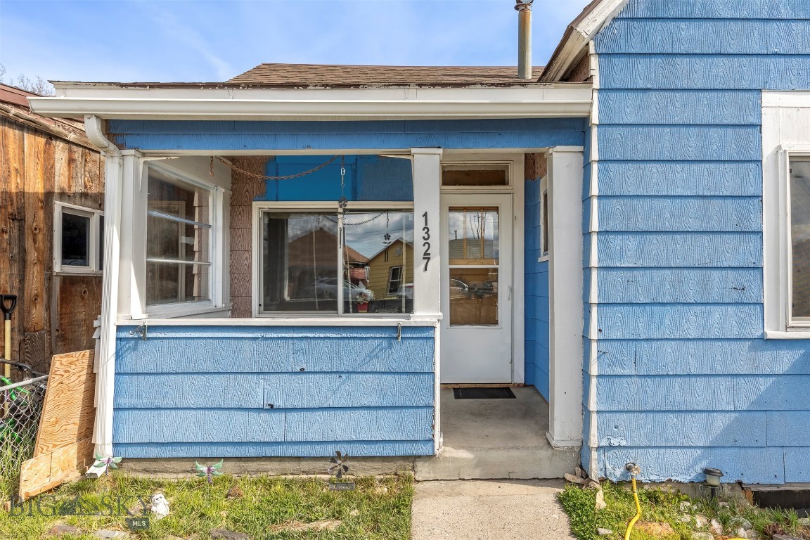 1327 Farrell Property Photo 4