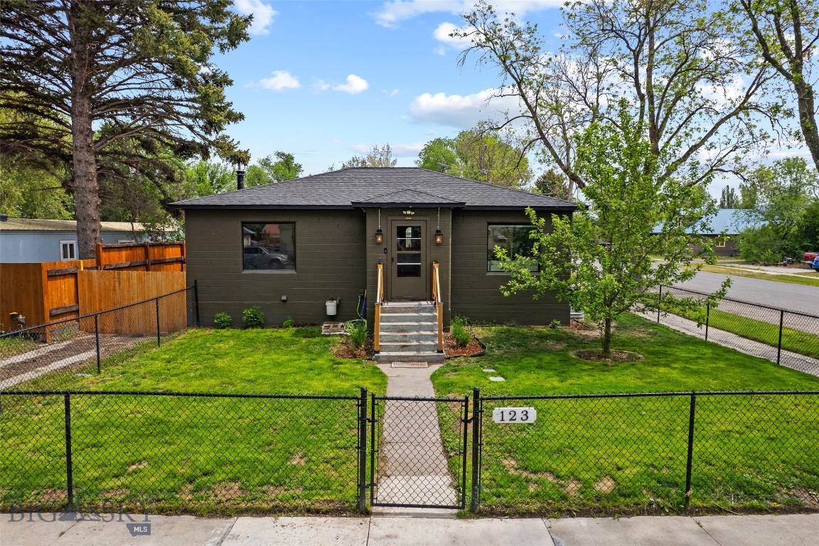 123 3rd Avenue E Property Photo 2