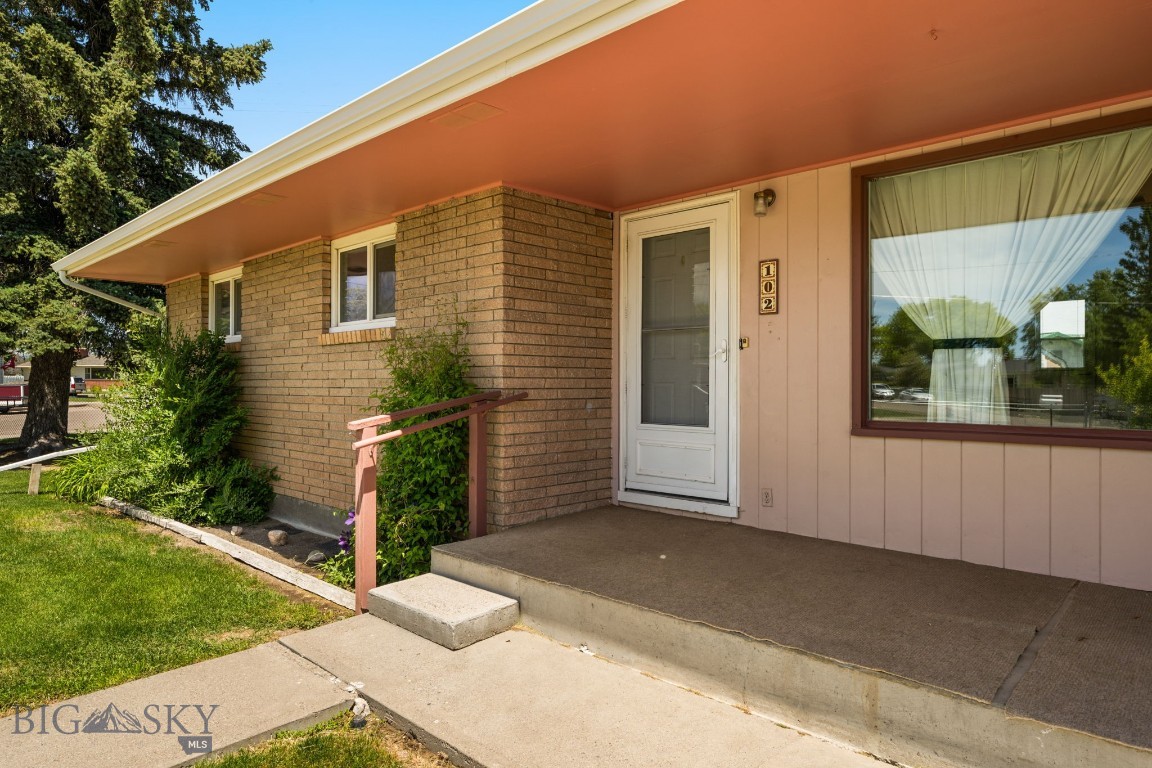102 Legget Avenue Property Photo 5