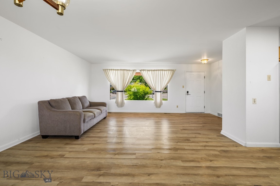 102 Legget Avenue Property Photo 17