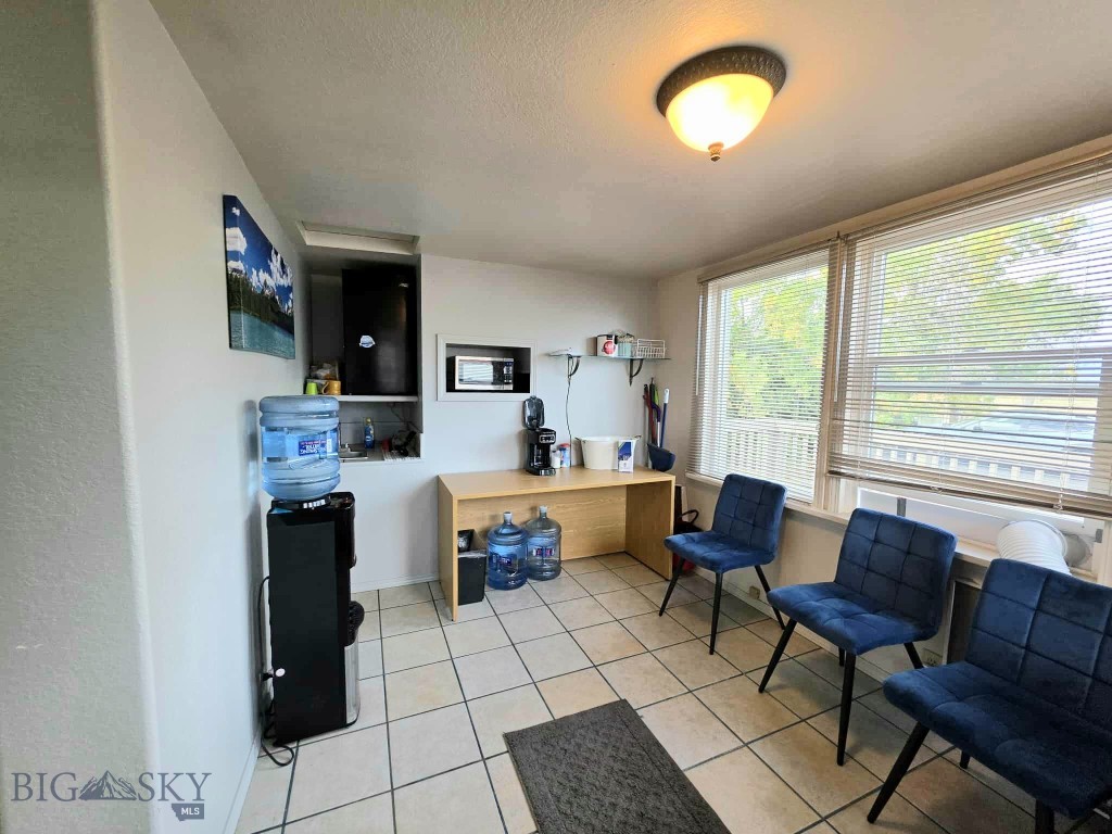 120 E Lyndale Property Photo 4