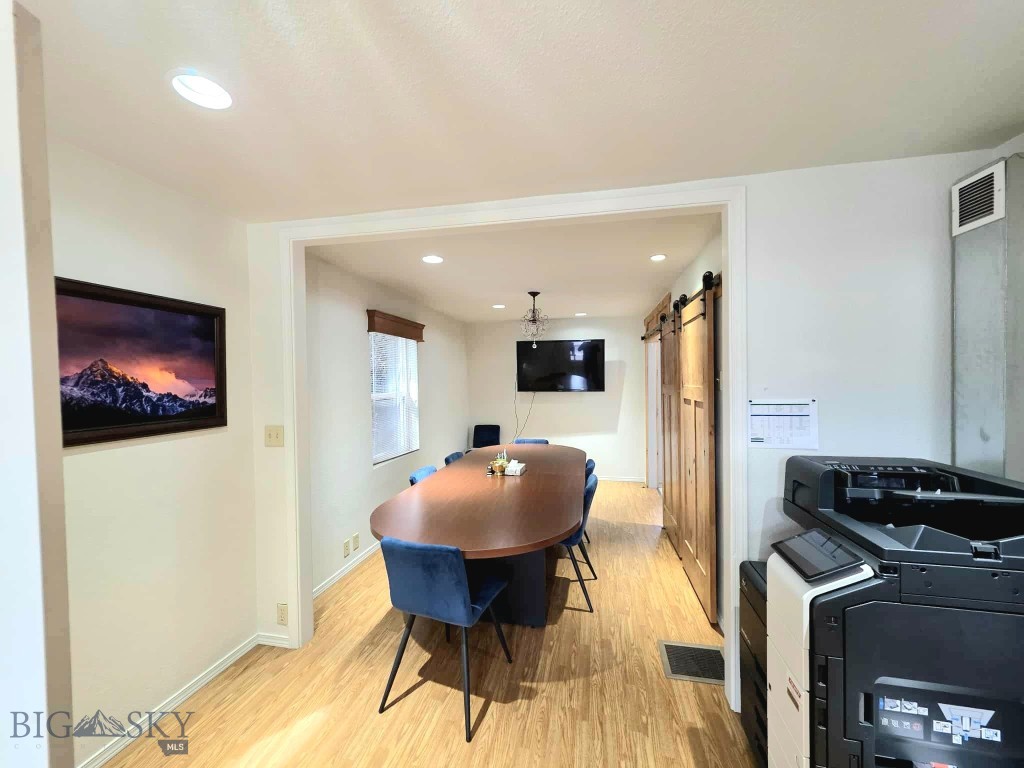 120 E Lyndale Property Photo 7