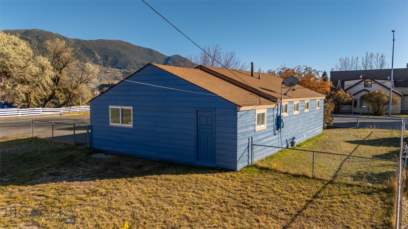 2945 Amherst Avenue Property Photo 3