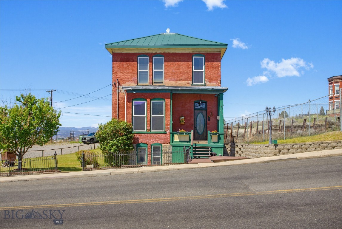 709 N Main Property Photo 1