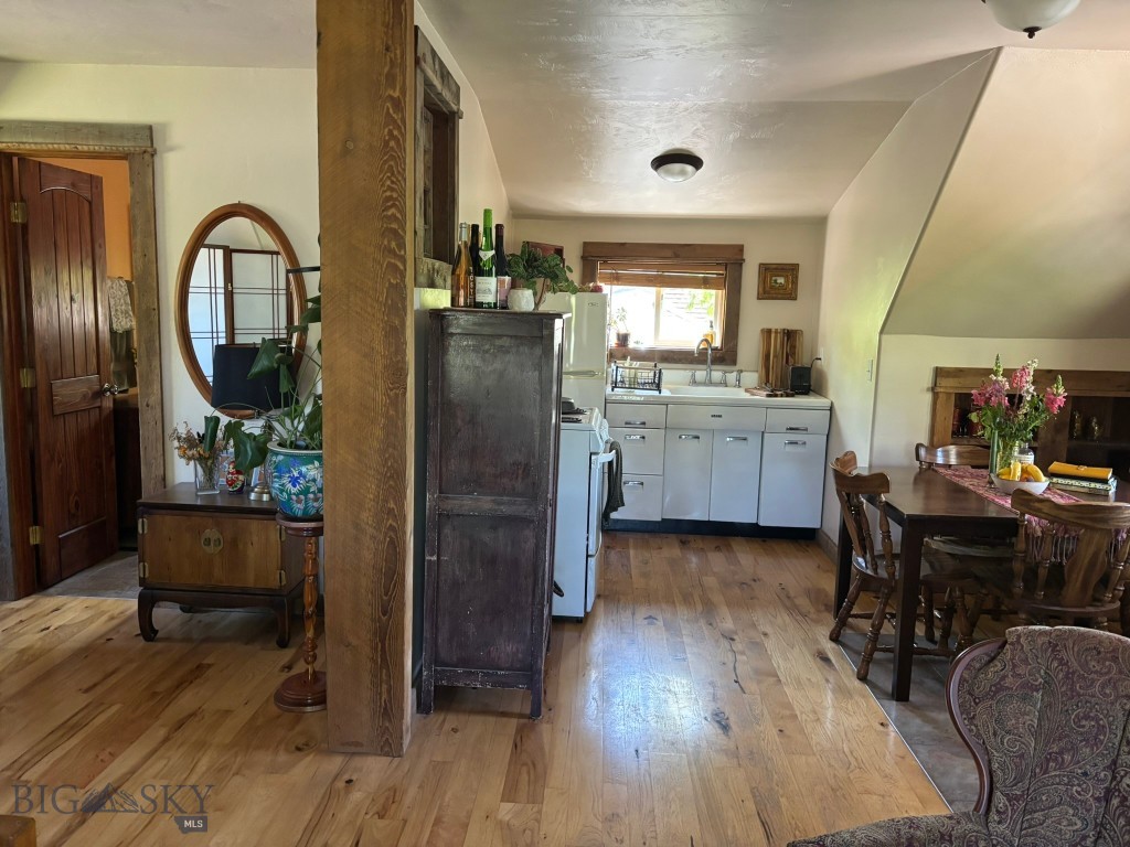 403 S 10th Property Photo 16