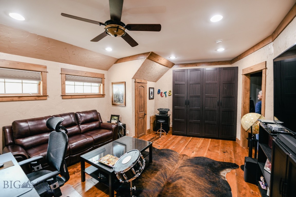 411922 Property Photo 24