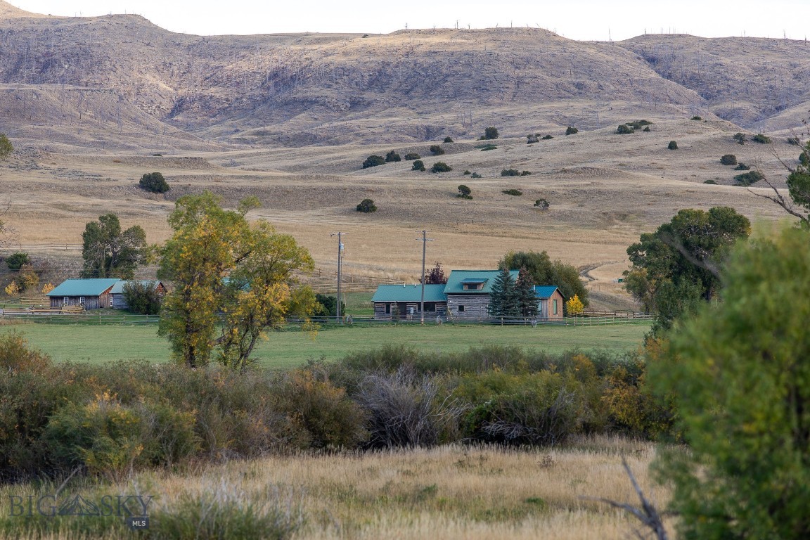 858 Lower Sweet Grass Property Photo 6