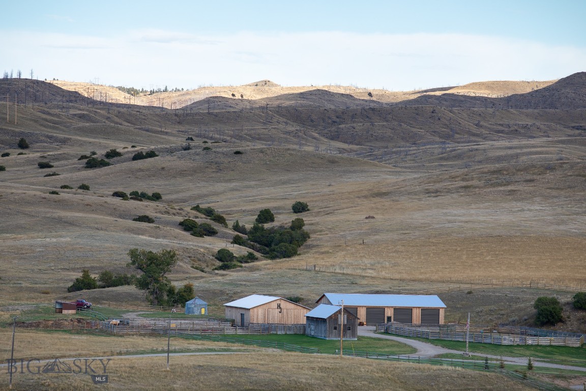 858 Lower Sweet Grass Property Photo 11