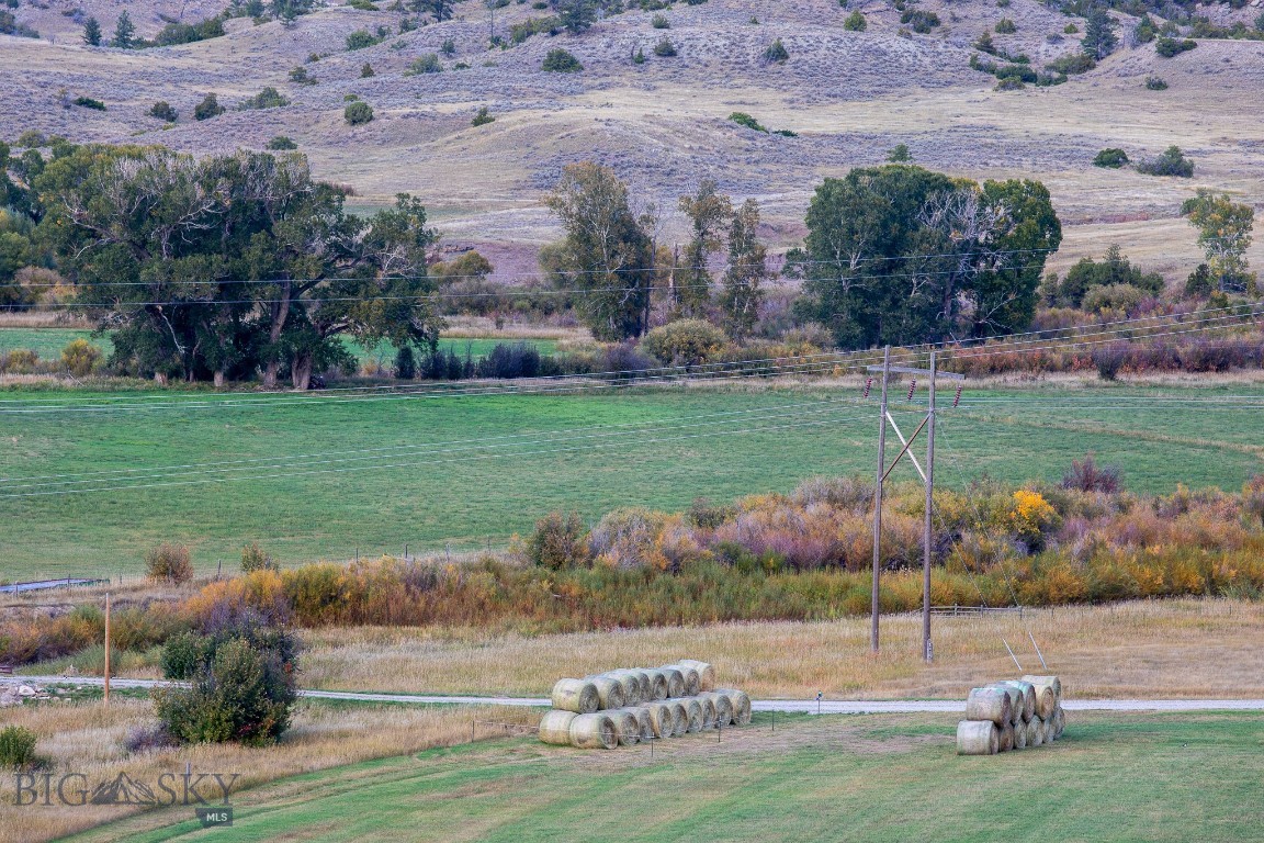858 Lower Sweet Grass Property Photo 22