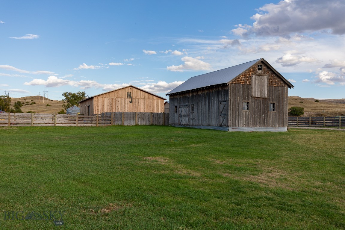 858 Lower Sweet Grass Property Photo 24