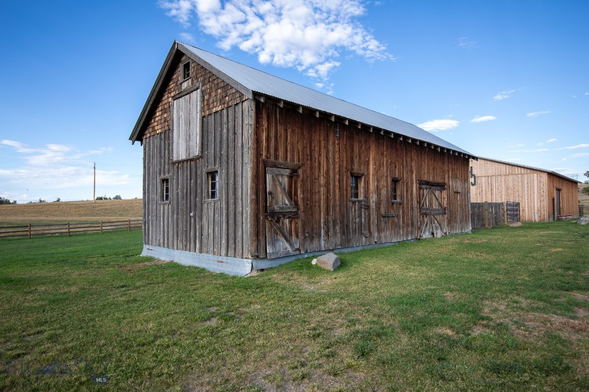 858 Lower Sweet Grass Property Photo 25