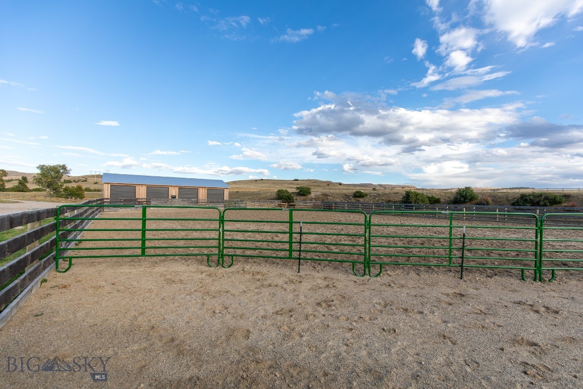 858 Lower Sweet Grass Property Photo 27