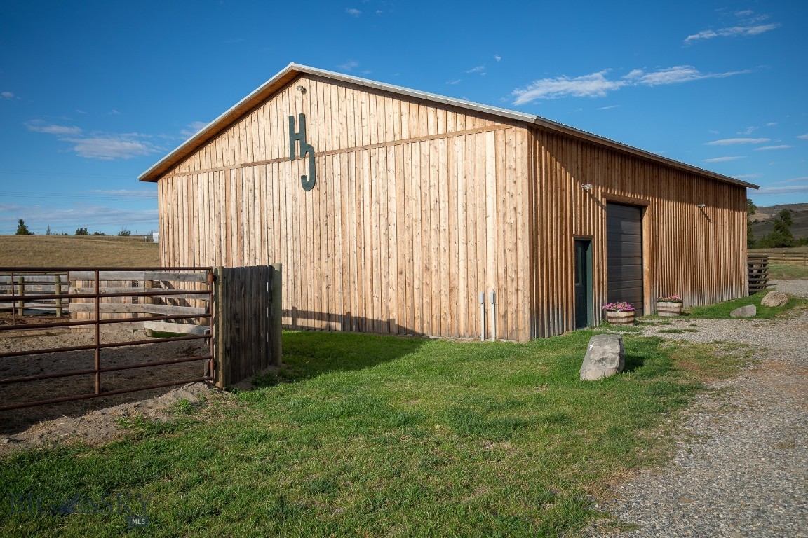858 Lower Sweet Grass Property Photo 29