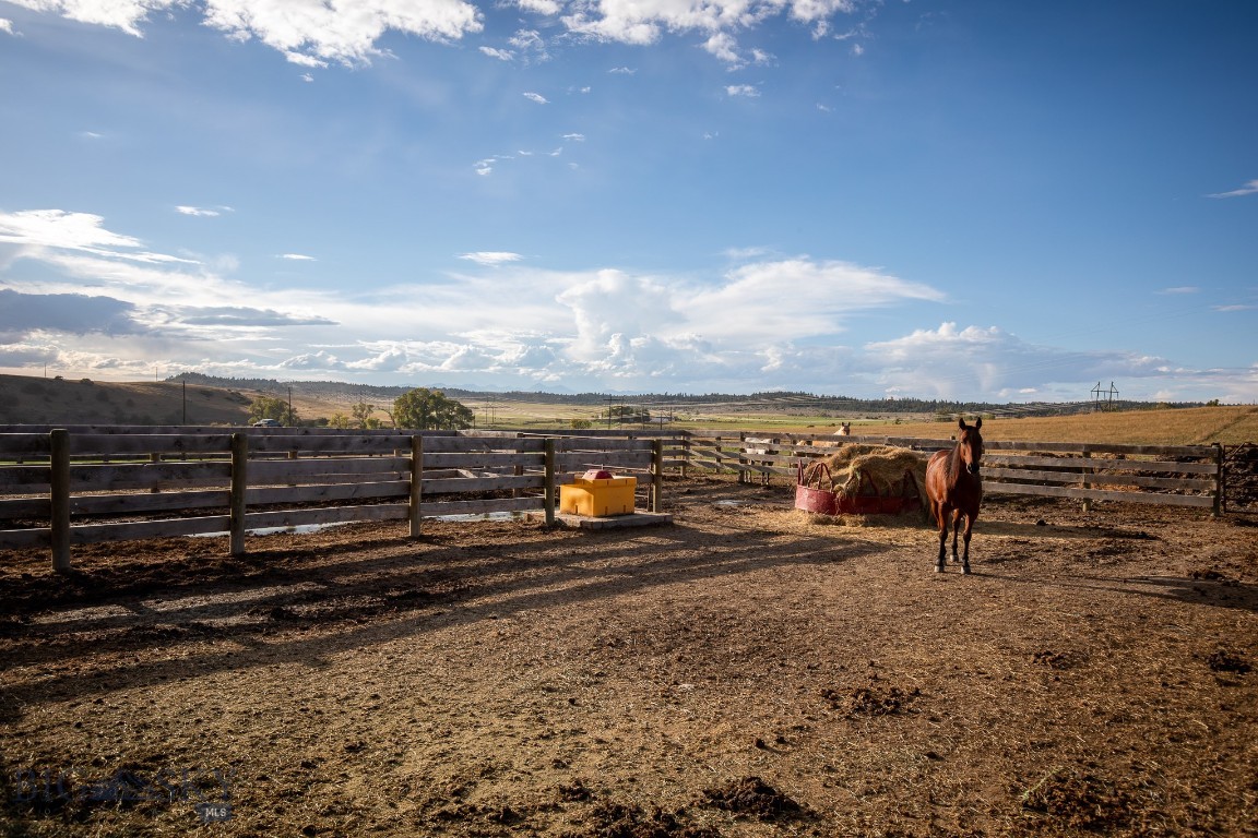 858 Lower Sweet Grass Property Photo 32