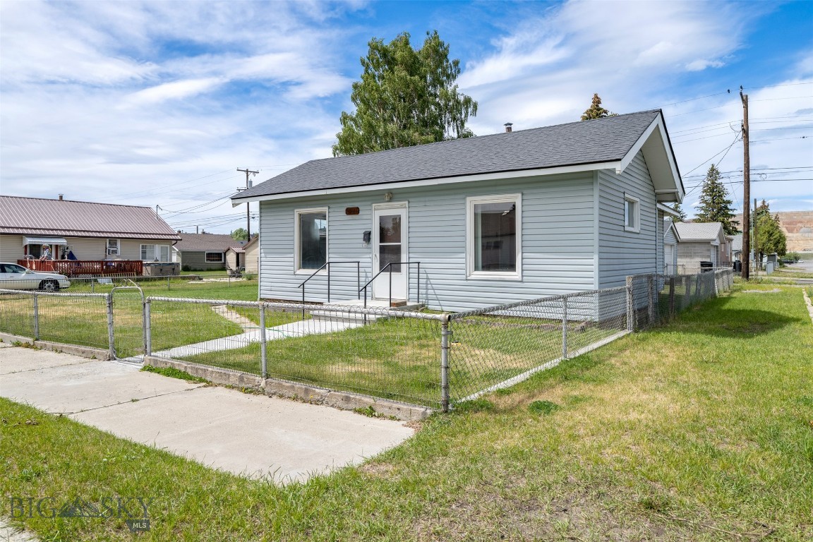 2125 Elm Property Photo 3