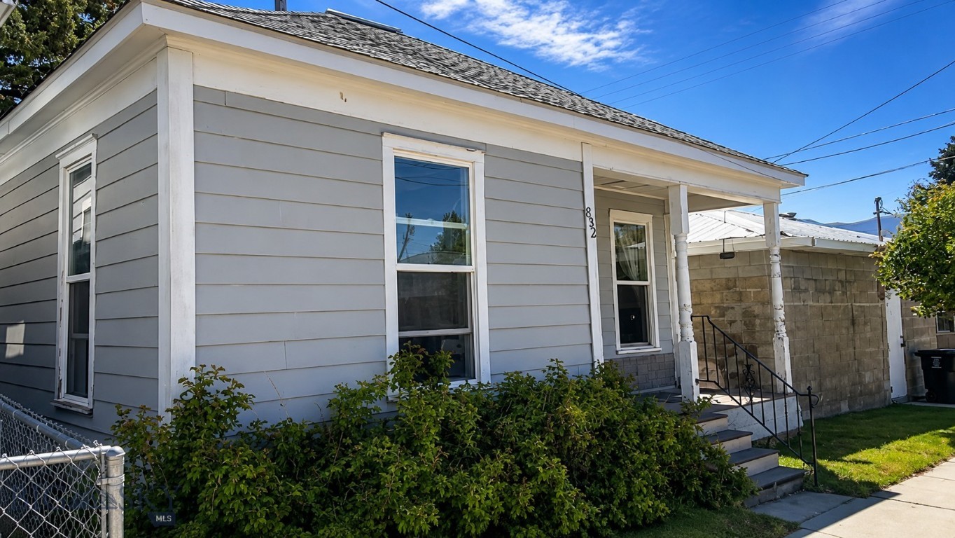 832 Emma Street Property Photo 3