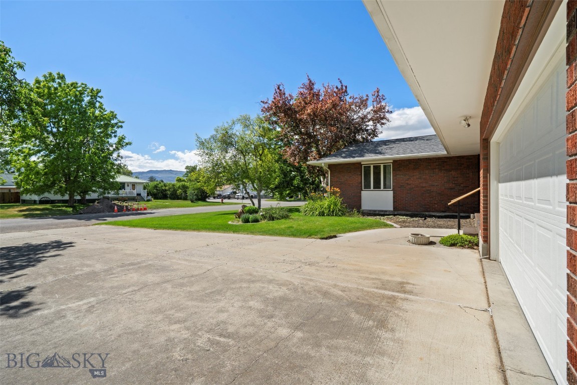 210 N Walnut Street Property Photo 8