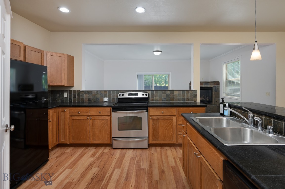 712 Forestglen Drive B Property Photo 11
