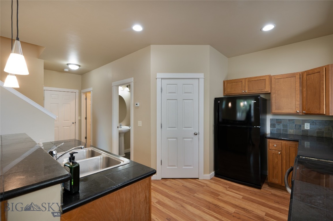 712 Forestglen Drive B Property Photo 12