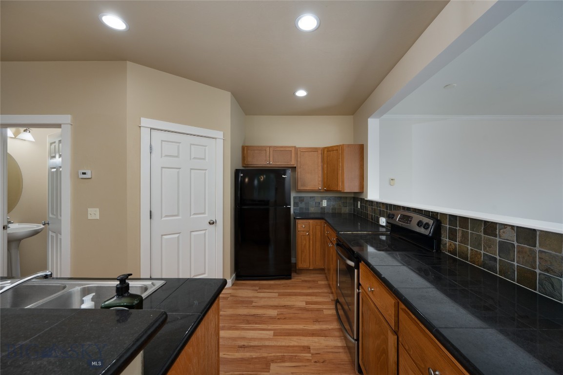 712 Forestglen Drive B Property Photo 13