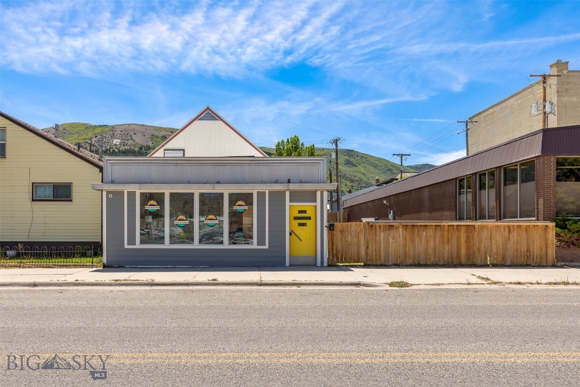 117 E 3rd Street Property Photo 1