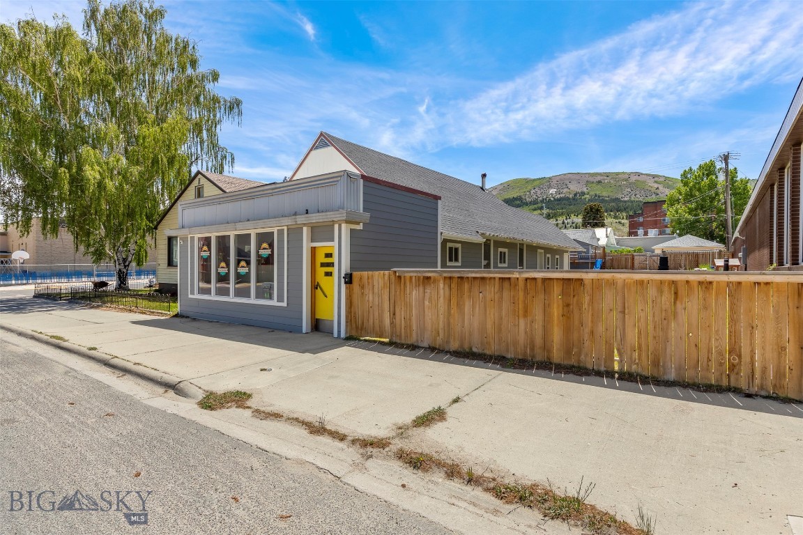 117 E 3rd Street Property Photo 2